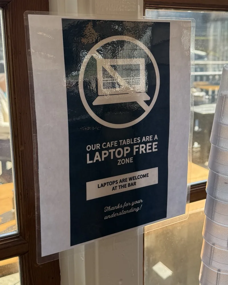 Cartello in un caffè vicino a Vancouver, in inglese: «Our cafe tables are a laptop free zone. Laptops are welcome at the bar.»